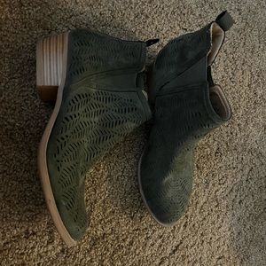 REPORT size 8 booties